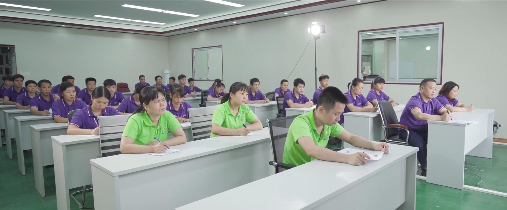 Stable employee,most of them are 10 years long in this factory.High output with monthly capacity 50000pcs.98% in time delivery to customers.
